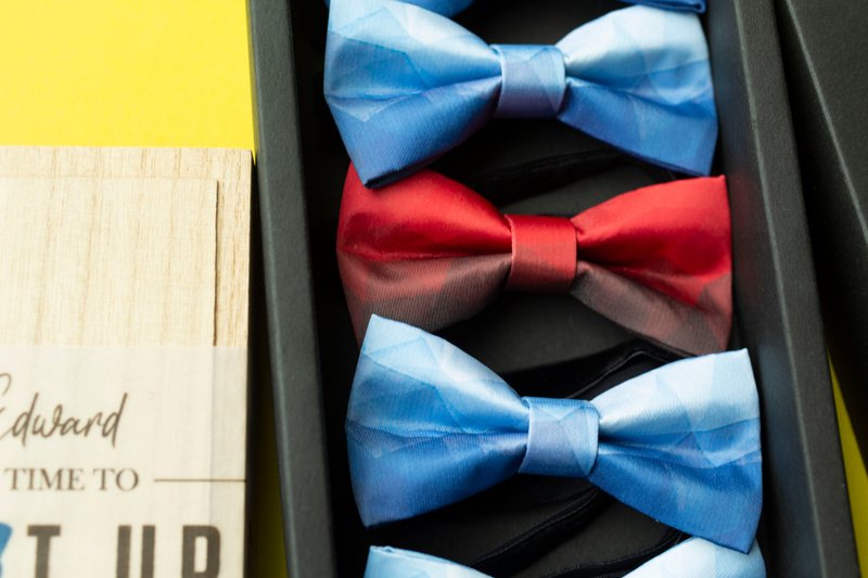 Style 0393 Ombre Red Argyles Color Printed Bowtie - Gift & Wedding Bowtie