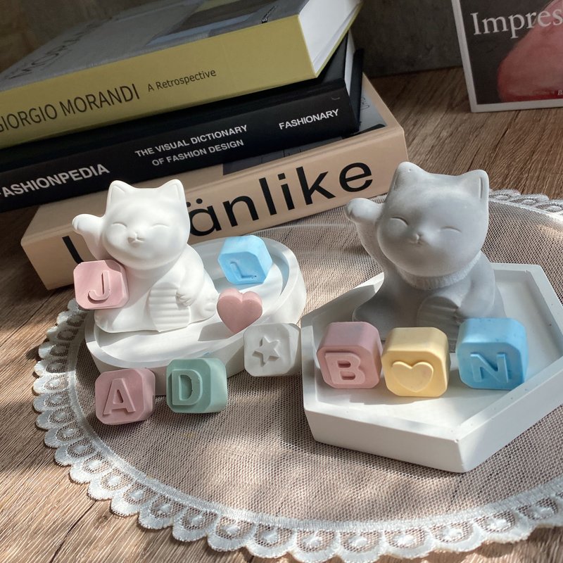 客製化禮物 招財貓 + 字母 + 擴香座 - 香氛/精油/擴香 - 其他材質 白色