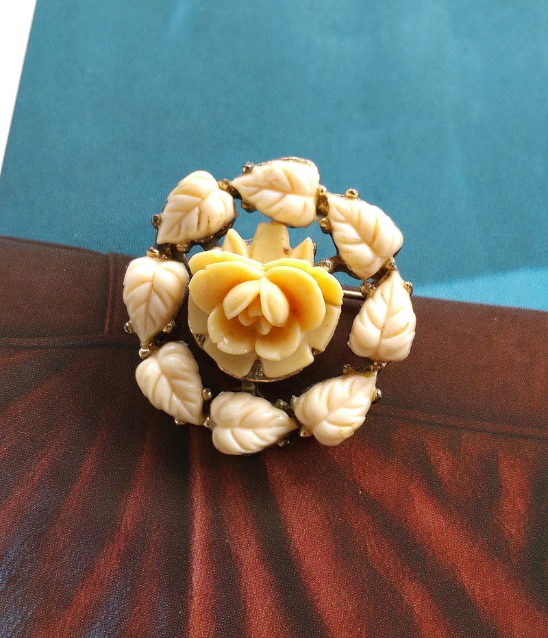 【西洋古董飾品】立體浮雕玫瑰花 別針 胸針 - 徽章/別針 - 其他金屬 金色
