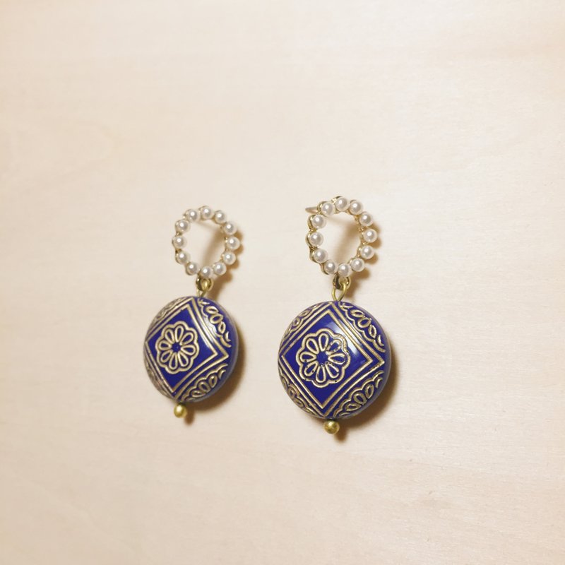 Vintage pearl hoop sapphire carved earrings - Earrings & Clip-ons - Resin Blue