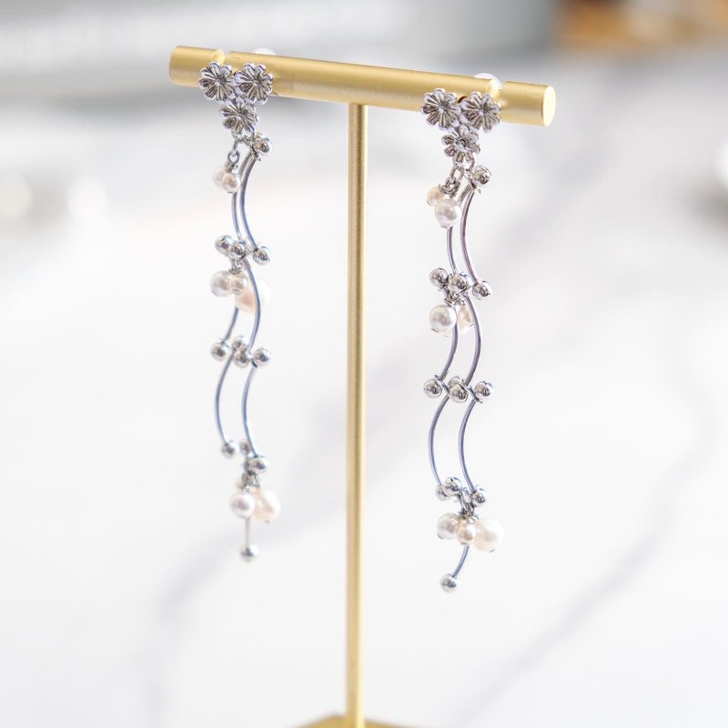 Silvie | 天然淡水珍珠花浪流線型耳環 冷淡風 質感 - 耳環/耳夾/耳骨夾 - 珍珠 銀色