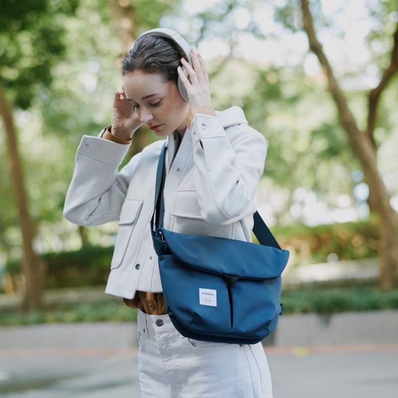 日常防潑水斜背包L號 KASEN ECO (寶石藍) - 側背包/斜背包 - 環保材質 藍色