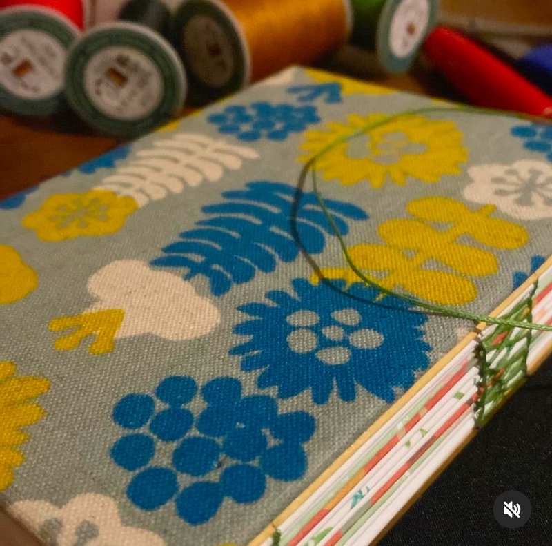 吳小姐客製化訂單 - 2025 無時效 A5 手縫手帳本 - 筆記本/手帳 - 紙