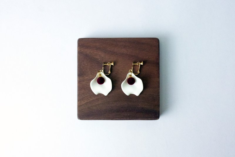 Circledot white sea otter ear clip earrings earrings