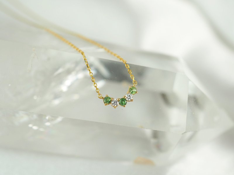 Smile curve Shaffle diamond yellow K necklace