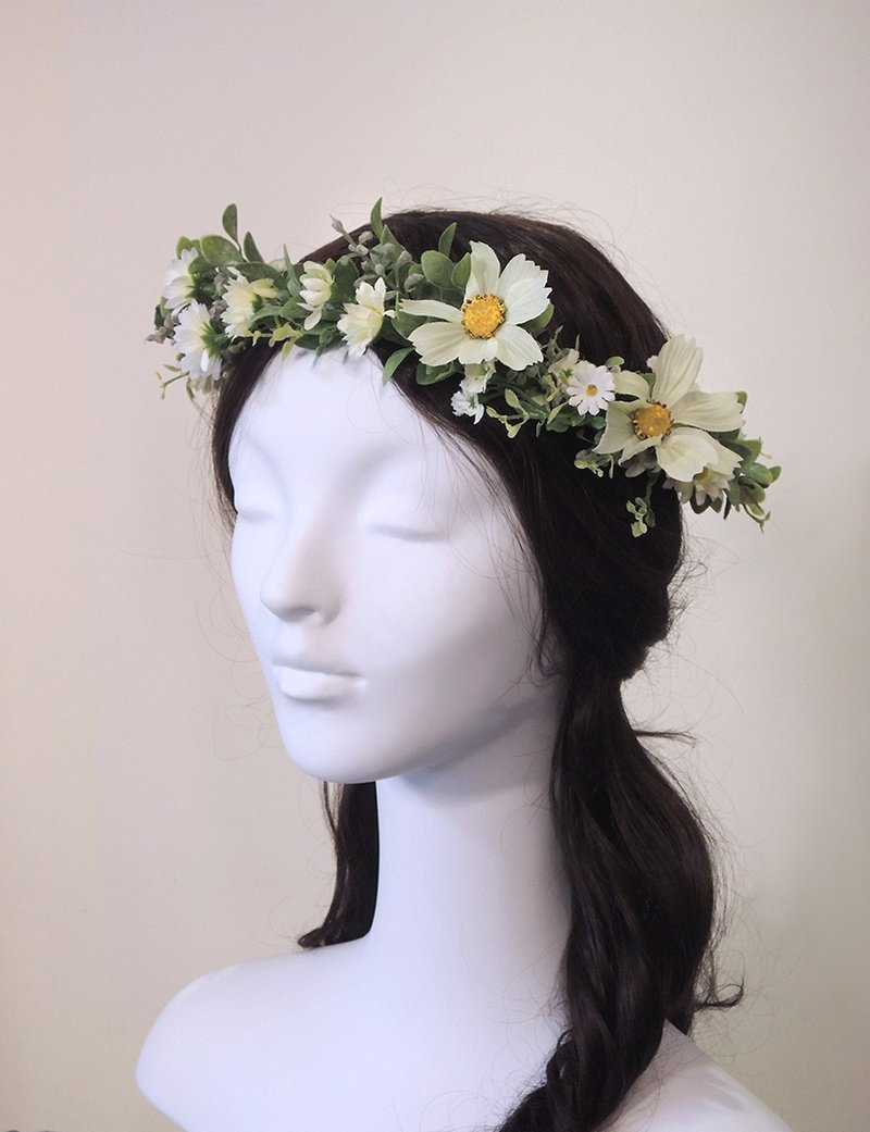 Wreath headdress with leaf grass and white daisies