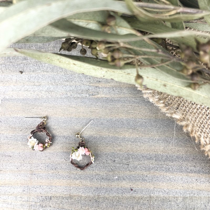 Mini wreath earrings