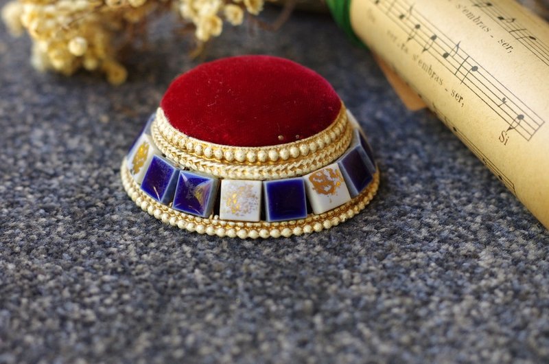 老雜貨古董紅絲絨 白琺瑯 貼磚 陶瓷 針插 紙鎮 Florenza W55 - 擺飾/家飾品 - 其他金屬 金色