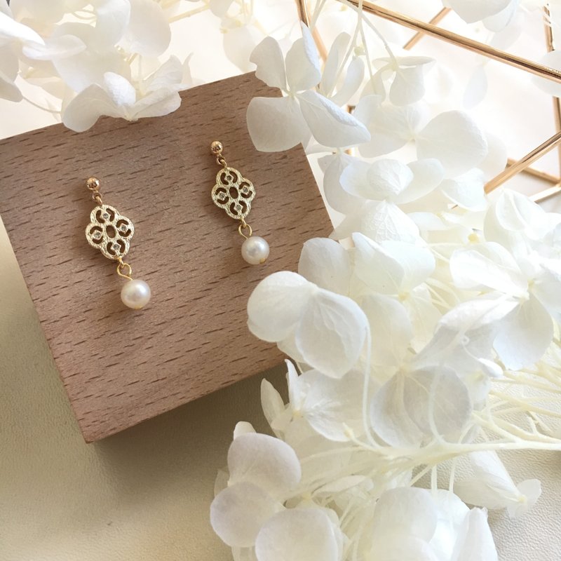 14k Gold Diamonate Floral Freshwater Pearl Earrings