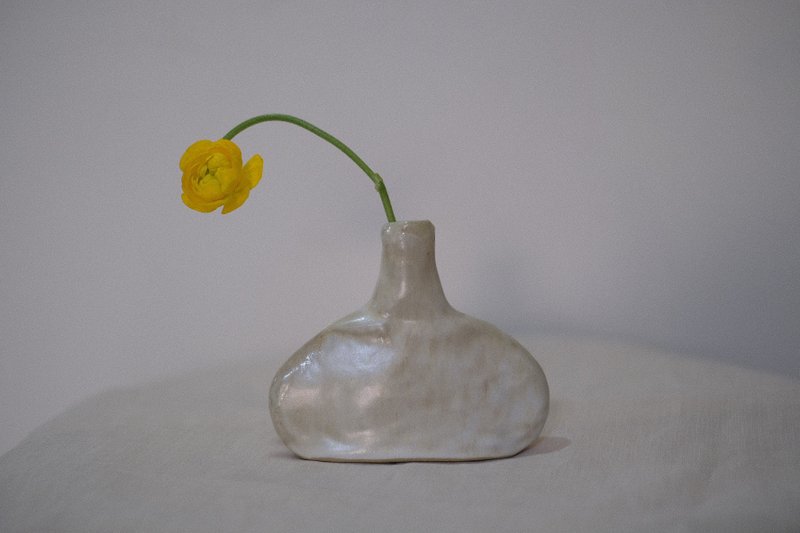 Hand pinch/long neck clavicle flat bottle flower device
