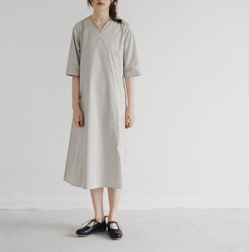 V-neck Classic Dress Gray SOMEPIECE 灰色v領小寬鬆五分袖洋裝