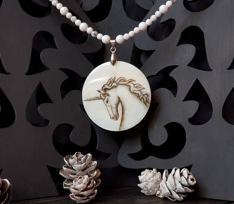 Unicorn jewelry, unicorn necklace, miniature painting on pearl pendant - 項鍊 - 珍珠 白色