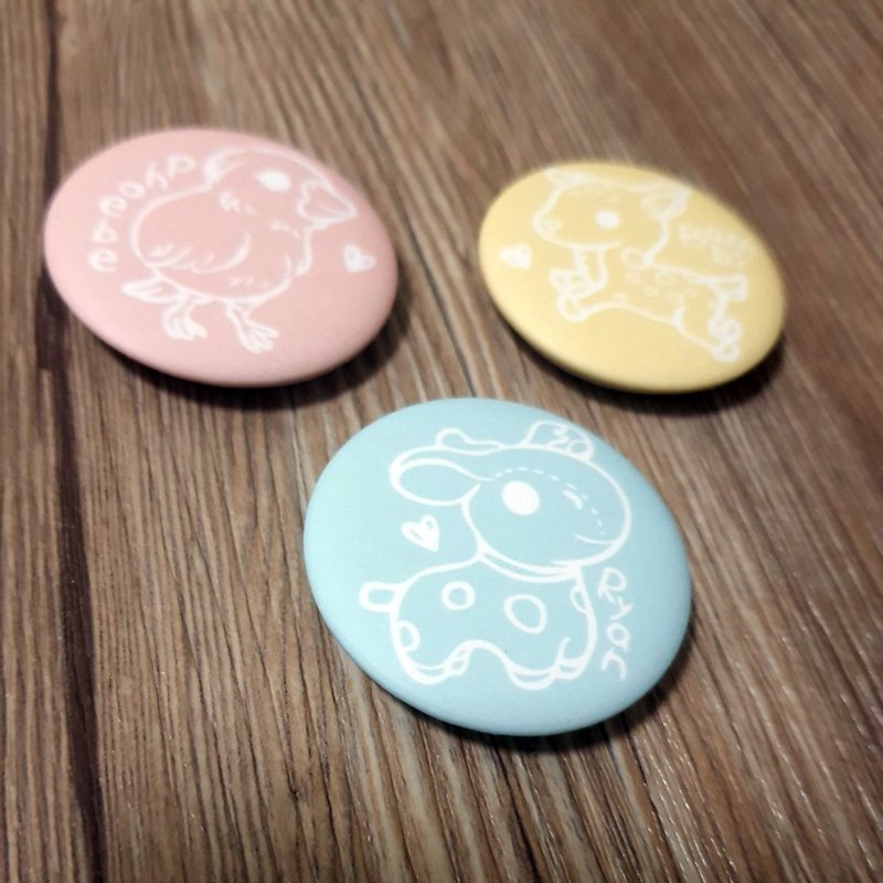 【客製化・馬卡龍徽章】磁鐵/別針4.4cm・似顏繪寵物人像生日禮物 - 徽章/別針 - 其他金屬 粉紅色