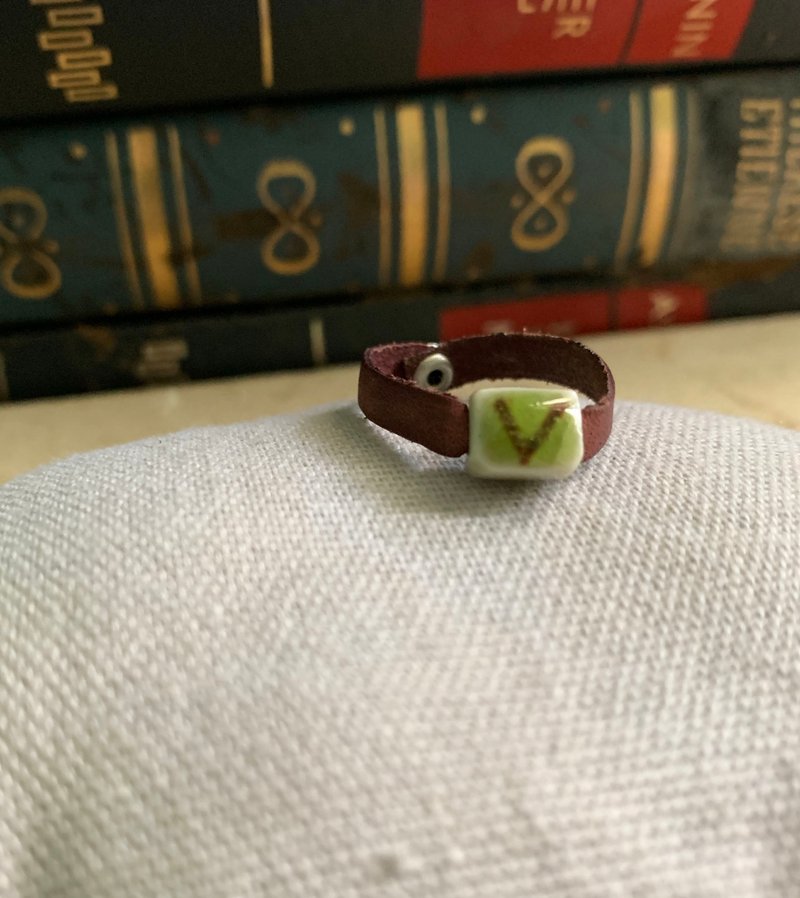 Ring Japanese white porcelain, natural glaze color, infinite, not greasy, tones, real leather