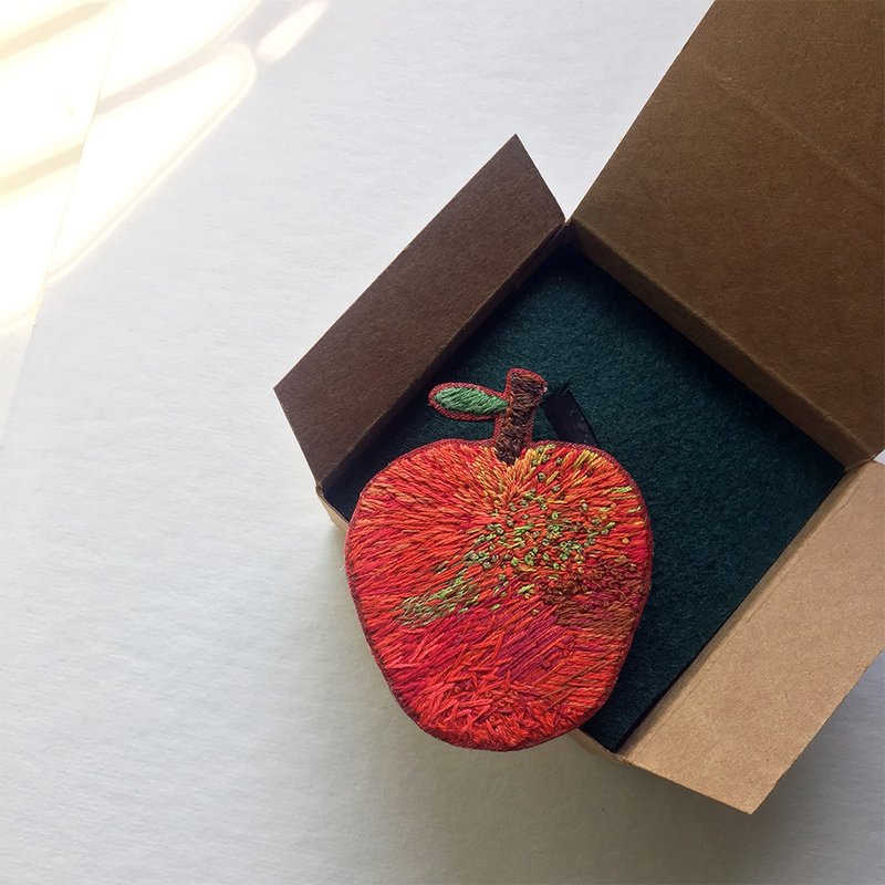 專屬訂製 - 6公分蘋果插畫風刺繡別針