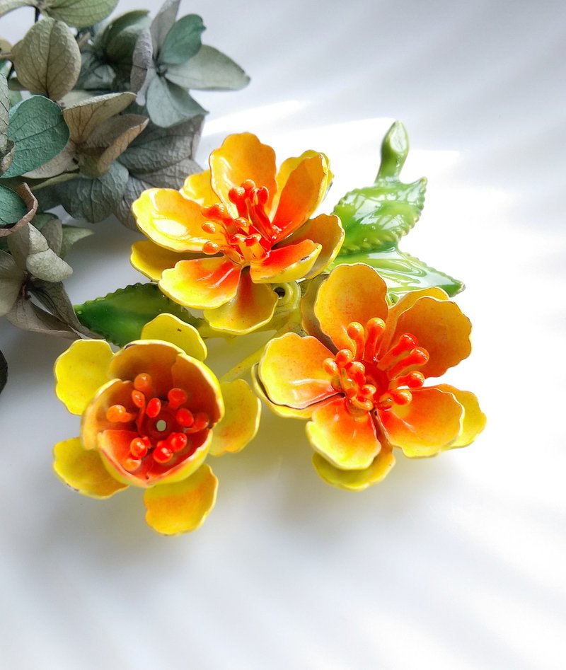 【西洋古董飾品 】立體 琺瑯 鮮嫩花卉 大別針 胸針 - 胸針 - 其他金屬 金色