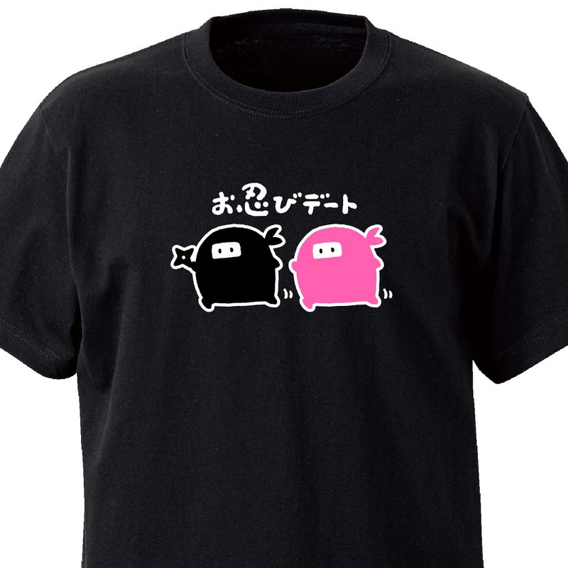 お忍びデート【ブラック】ekot Tシャツ イラスト-店長 里一磨
