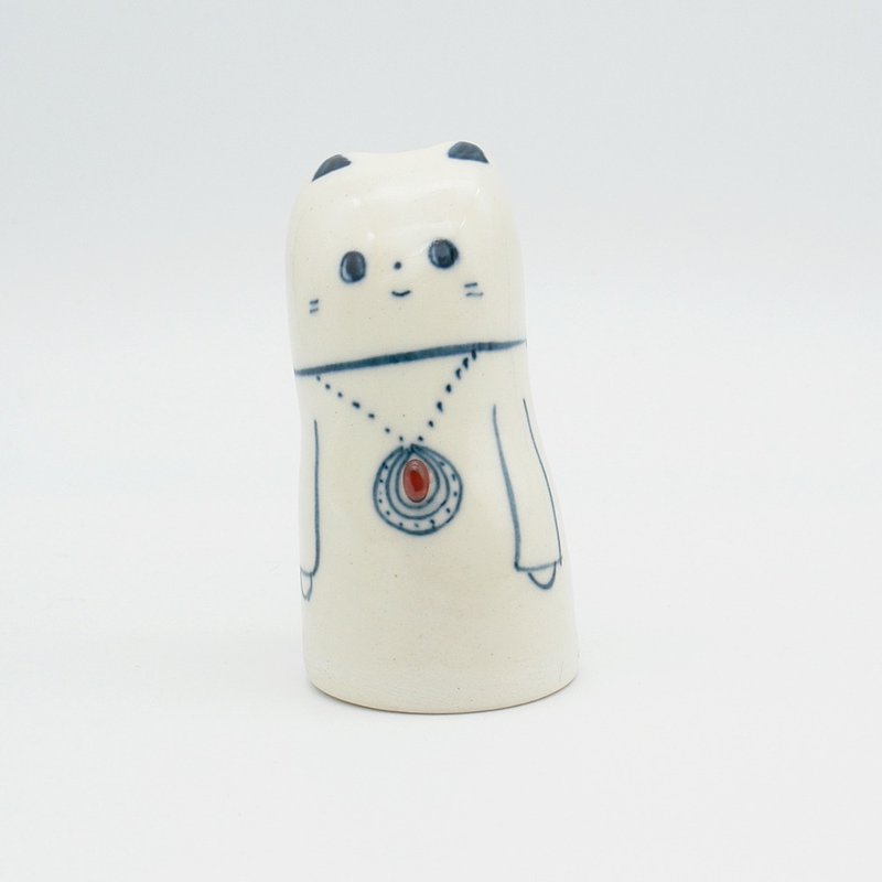 手作り陶人形 ガーネットのネックレスをしたねこさん - 擺飾/家飾品 - 瓷 白色