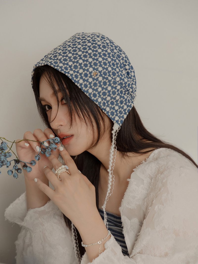 某某怪奇。MUCHAT手作小花蕾絲綁帶編織帽 (藍) - 帽子 - 聚酯纖維 多色