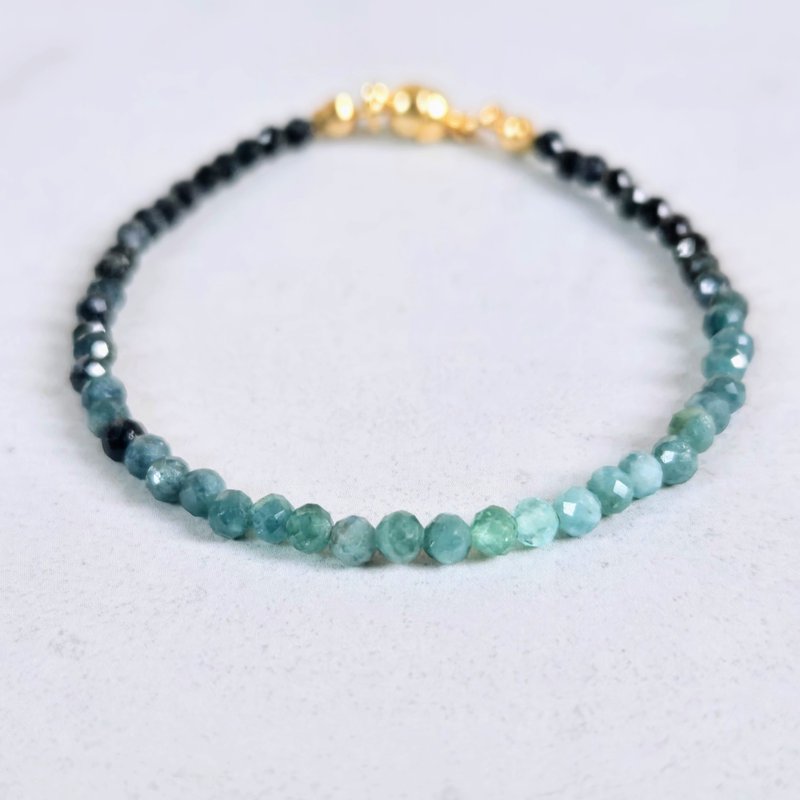 【日本製】ブルーグラデーショントルマリンのキューブビーズブレスレット  不器用さんでも安心、ストレスゼロのワンタッチ装着 - 手鍊/手環 - 寶石 藍色