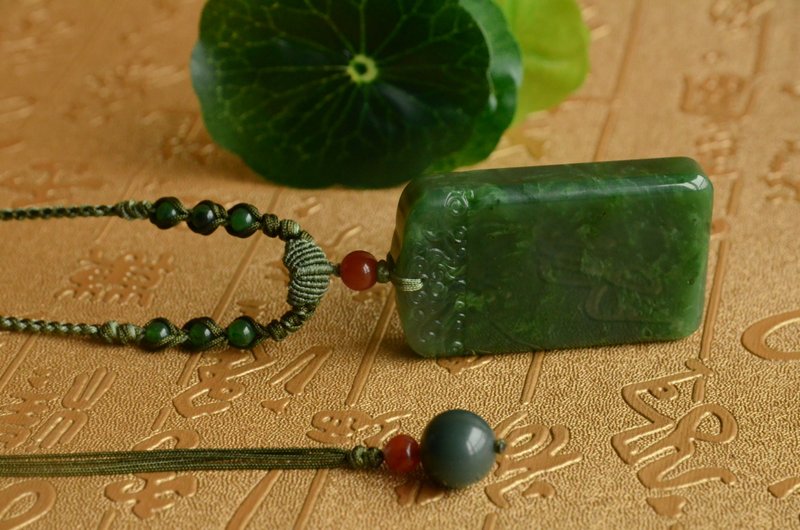 【登云】天然碧玉紋理菠菜綠卷云紋厚樁無事牌 - 項鍊 - 寶石 綠色