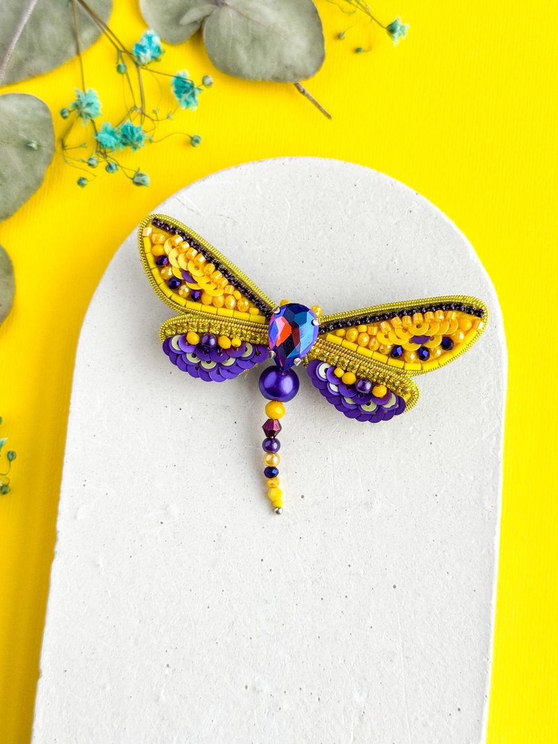 Embroidered dragonfly brooch with beads and sequins - 徽章/別針 - 其他材質 黃色