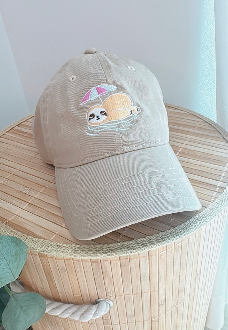 自家設計 小樹懶刺繡鴨舌帽 - 帽子 - 其他人造纖維