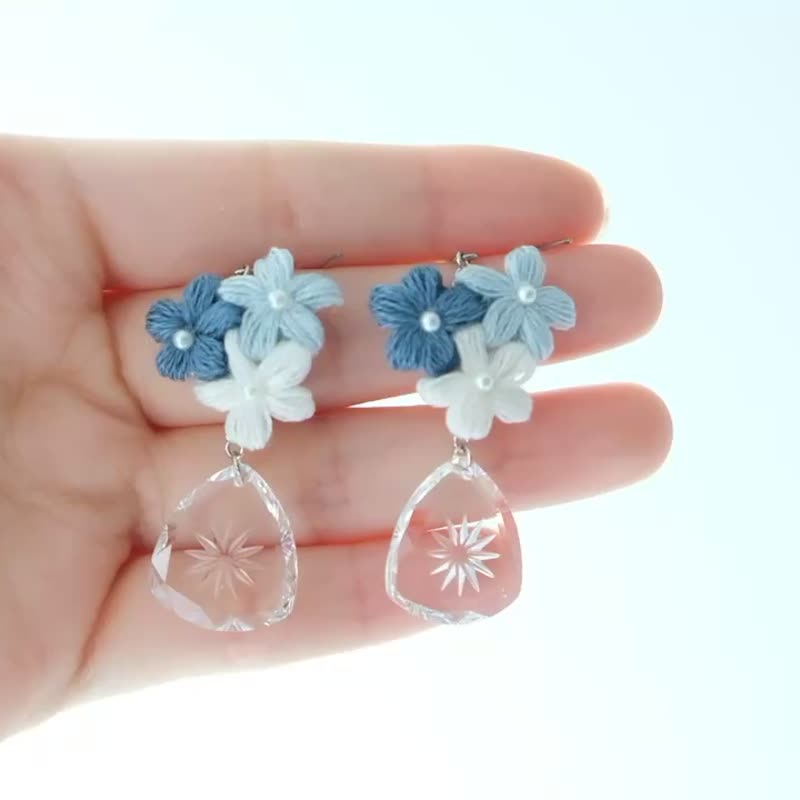 Crochet small flower and amphibole glass earrings - ต่างหู - งานปัก สีน้ำเงิน