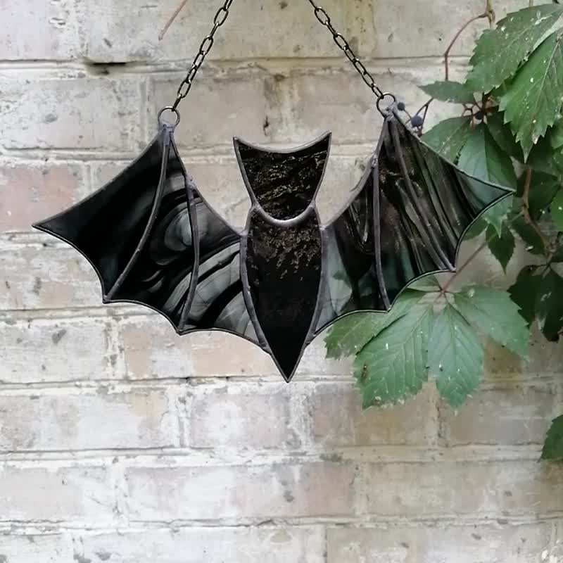 Black Bat Stained Glass Window Suncatcher, Goth Dreamcatcher, Halloween Ornament - 壁貼/牆壁裝飾 - 玻璃 黑色