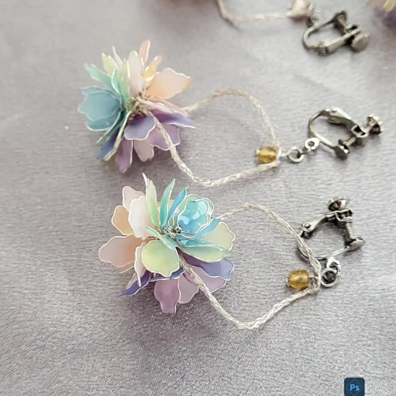[NiouJiou handmade jewelry] 360-degree beautiful flower ball crystal flower earrings colorful spring color - Earrings & Clip-ons - Resin Multicolor