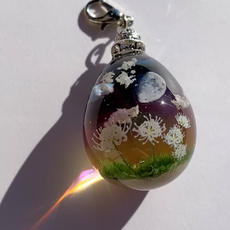 Cloud Resin Manjushaka White When the night falls 1 Recommended string pendant - Necklaces - Resin Multicolor