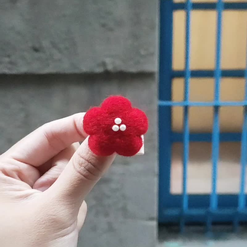 [Handmade Wool Felt] Pearl Flower Small Flower Brooch - Badges & Pins - Wool Multicolor