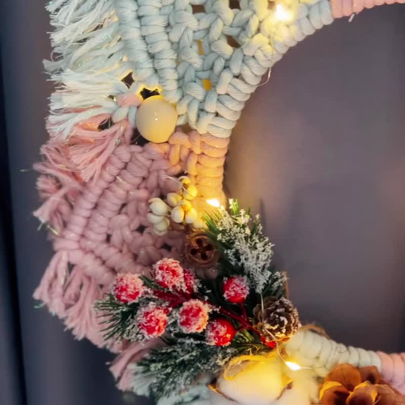 Handmade Christmas Wreath Macrame Holiday Wreath - ของวางตกแต่ง - ผ้าฝ้าย/ผ้าลินิน หลากหลายสี