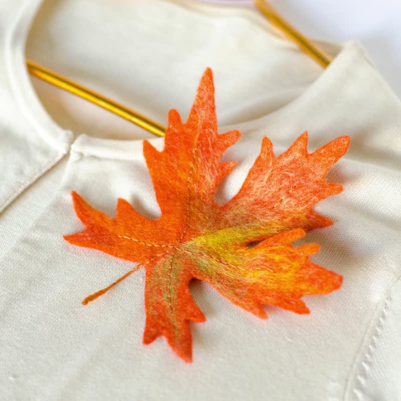 Maple Leaf Brooch Woodland Autumn Brooches for Coat Unique Gift for Teacher - 胸針/心口針 - 羊毛 橘色