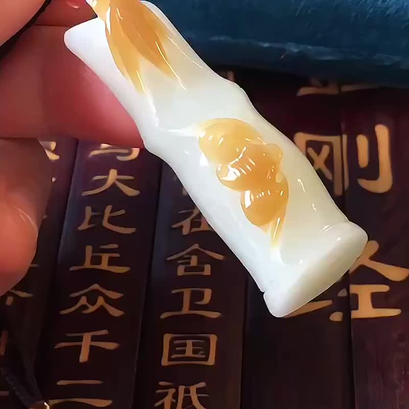和田玉糖料 俏色 竹子 蝙蝠 吊墜 寓意竹報平安 福在身邊 - 吊飾/掛飾 - 水晶