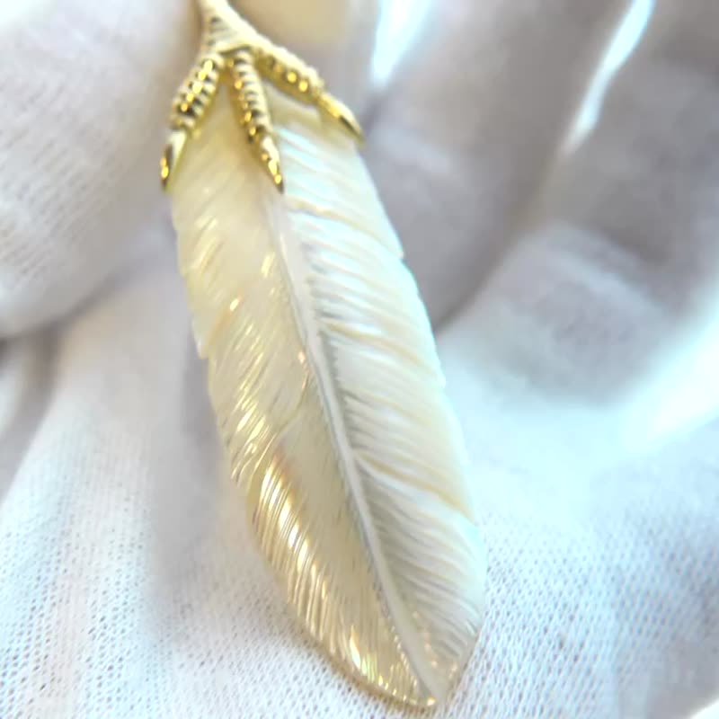 Made to order eagle hook feather necklace with luminous shell - สร้อยคอ - เปลือกหอย สีน้ำเงิน