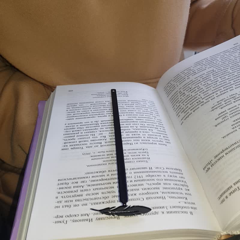 Metal Bookmark Feather, Stylish Bookish Gift for Bookworms. - 書籤 - 其他金屬 黑色