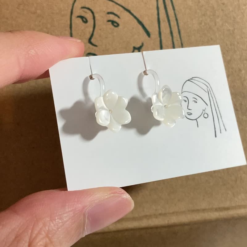 Little Lily - Mother of Pearls 925 sterling silver earrings - Earrings & Clip-ons - Shell White