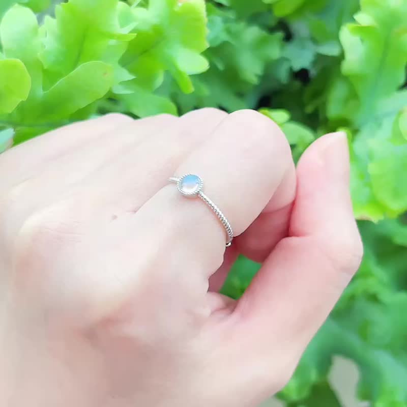 尼泊爾極簡麻花捲紋戒指 畢業級冰透強藍光月光石 - 戒指 - 水晶 透明