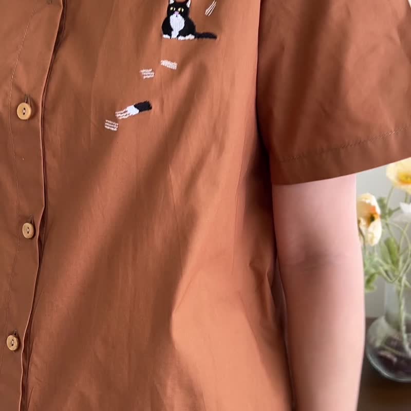 Shirt Dress : Moody Cat-Brown Cinnamon - ชุดเดรส - ผ้าฝ้าย/ผ้าลินิน สีนำ้ตาล