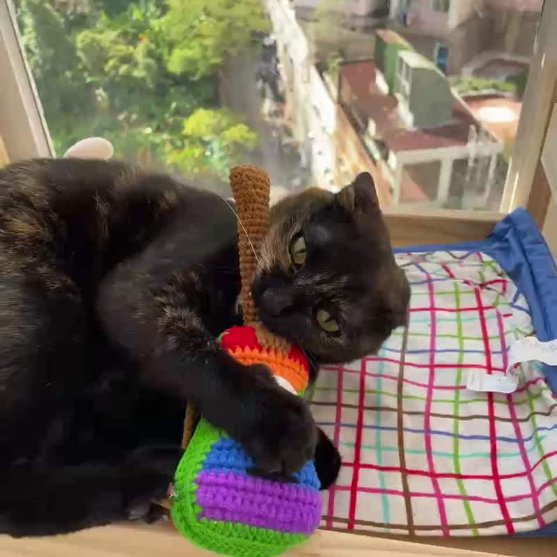 Color crochet cat straw guitar/ cat straw bag/ cat toy/ optional color - ของเล่นสัตว์ - ผ้าฝ้าย/ผ้าลินิน หลากหลายสี
