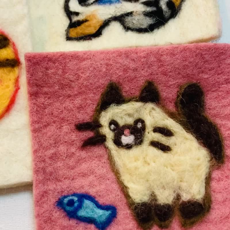 羊毛フェルトウール刺繍コースター : 猫　と　魚 - コースター - ウール 