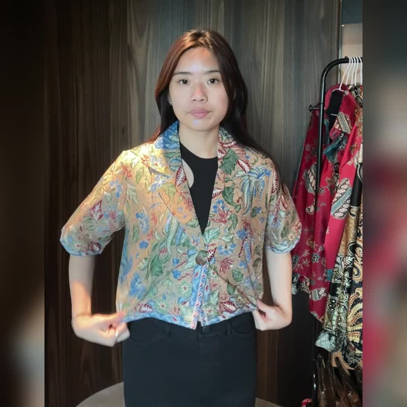 印尼蠟染短袖西裝外套 RATNA - 繽紛奶茶 - RAT008 - 女裝 上衣 - 棉．麻 卡其色