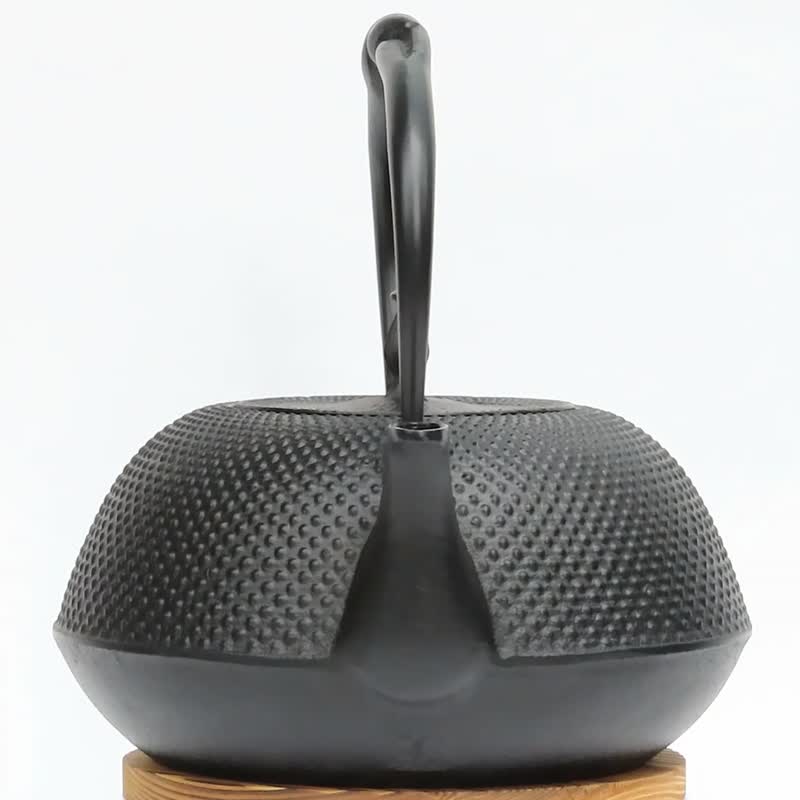 南部鉄器 鉄瓶 平形アラレ ひねりつる 黒 1.6L 日本製 IH対応 - 急須・ティーカップ - 金属 ブラック