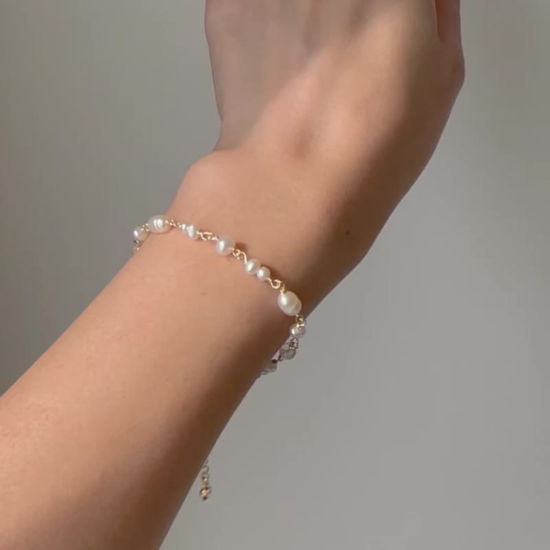 Handmade freshwater pearl bracelet - สร้อยข้อมือ - ไข่มุก ขาว