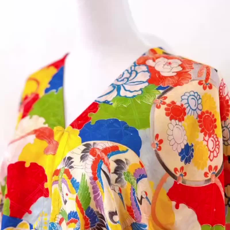 Unique Japanese-style colorful flower and bird four-season totem, soft and breathable silk square jacket - Women's Vests - Silk Multicolor
