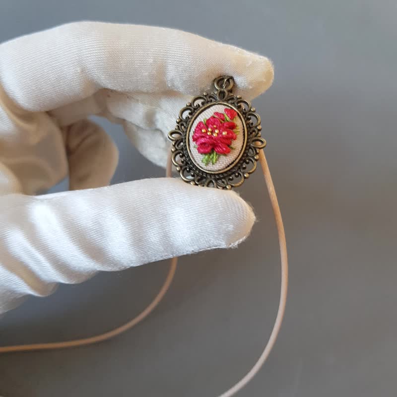 刺繡 珠寶 Ribbon embroidered pendant for her, handmade jewelry embroidery - 項鍊 - 絲.絹 紅色