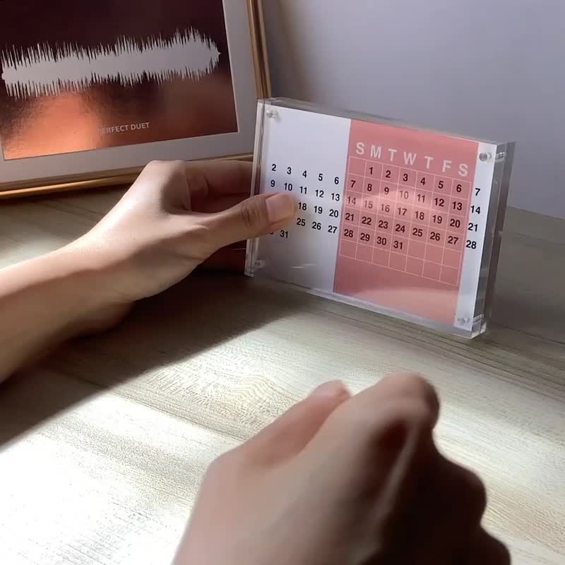 客製化禮物  亞克力照片 萬年曆 正面月曆背面照片 情人節禮物 - 日曆/月曆/年曆 - 紙 紅色