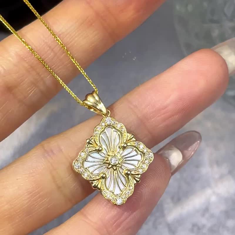 【WhiteKuo】18k gold European vintage royal diamond pendant - Necklaces - Diamond White