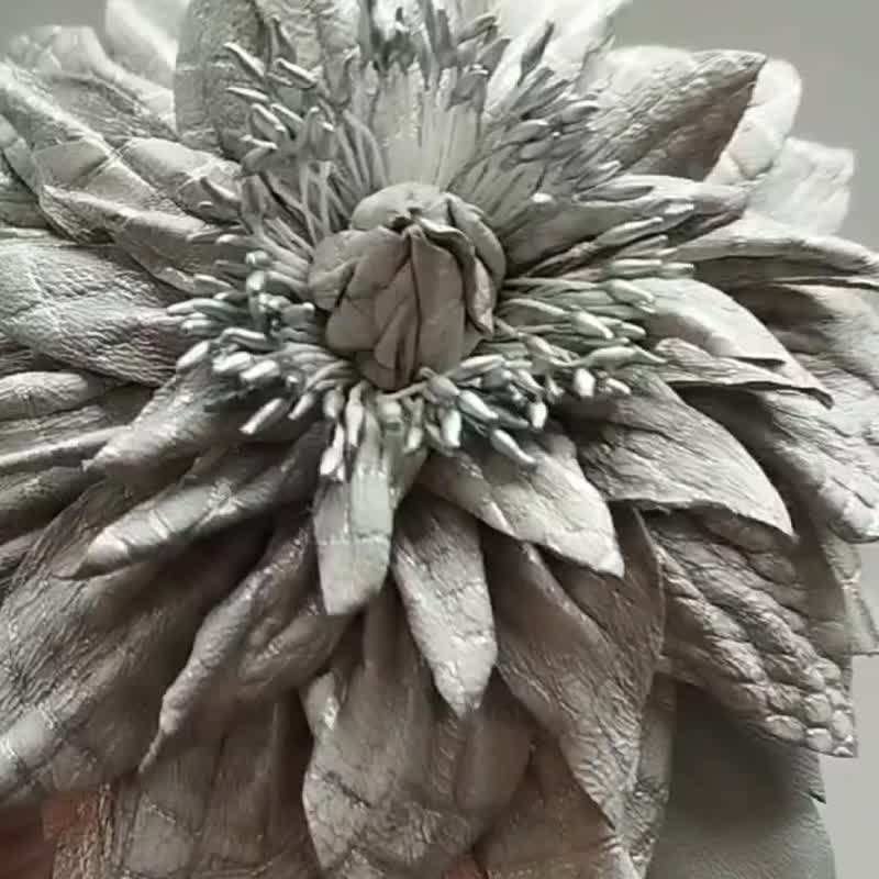 White flower made of genuine leather with sharp petals - 胸針 - 真皮 白色